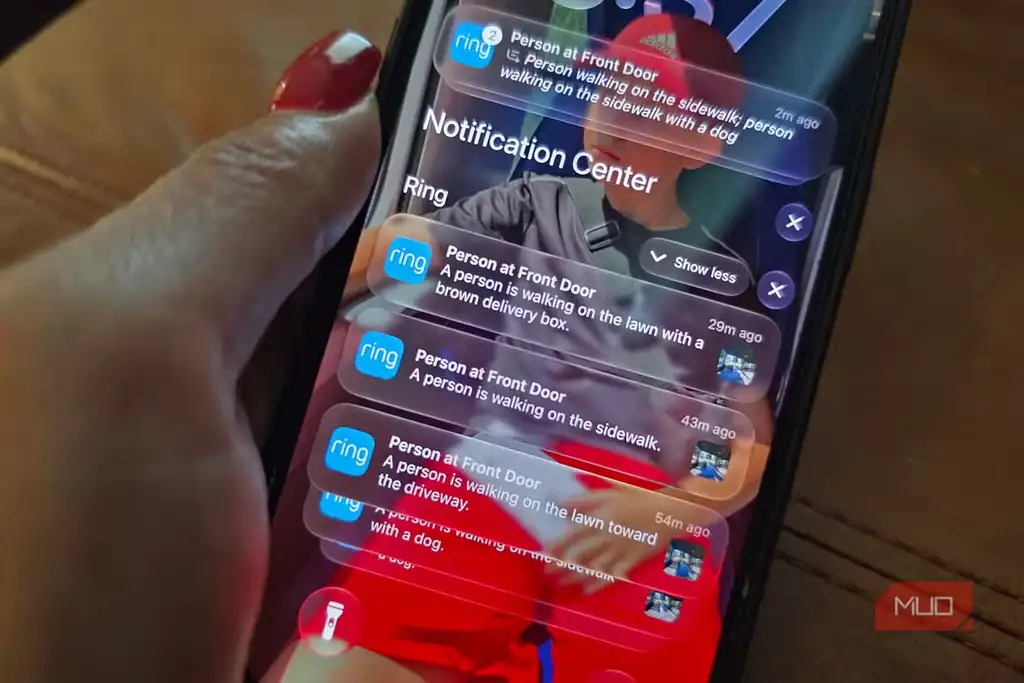 صفحه قفل iPhone با چند اعلان Ring درباره رخدادهای دوربین جلوی خانه.