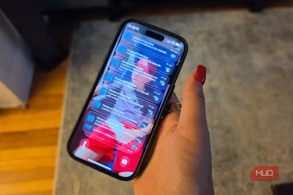 صفحه قفل iPhone با چند اعلان Ring درباره رخدادهای دوربین جلوی خانه.