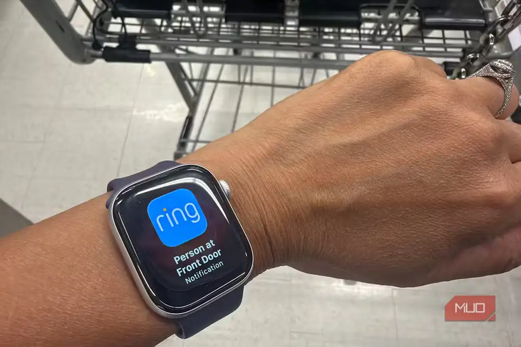 نمایش یک اعلان Ring روی Apple Watch هنگام هشدار دوربین خانه.