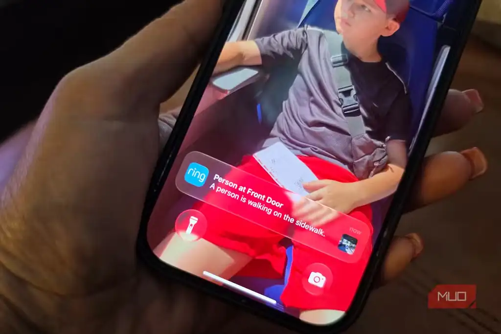 صفحه قفل iPhone با اعلان Ring درباره حرکت جلوی خانه.