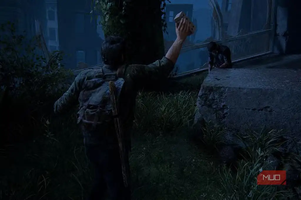 نمایی از Joel در بازی The Last of Us Part I در موقعیتی پرتنش با یک Infected.