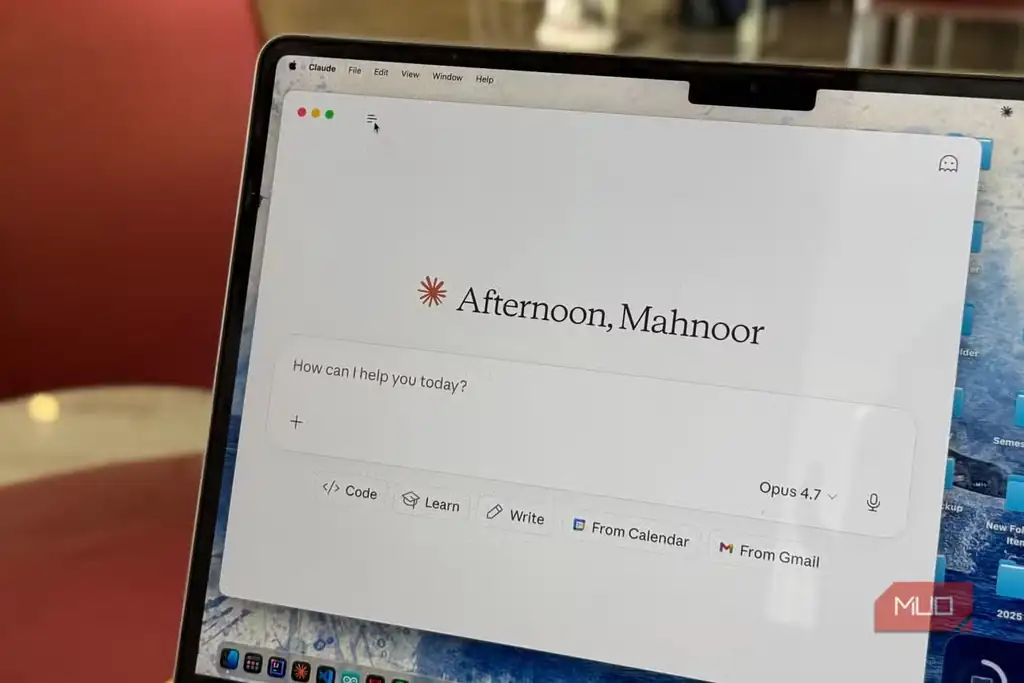 نمای صفحه MacBook با رابط یک دستیار هوش مصنوعی و پیام خوشامدگویی.