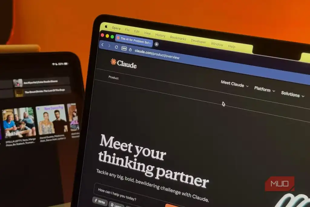 نمایی از اجرای Claude روی MacBook برای آزمایش پاسخهای هوش مصنوعی.