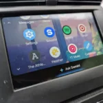 نمایی از اجرای Android Auto روی گوشی Pixel و نمایشگر خودرو.
