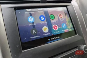 نمایی از اجرای Android Auto روی گوشی Pixel و نمایشگر خودرو.