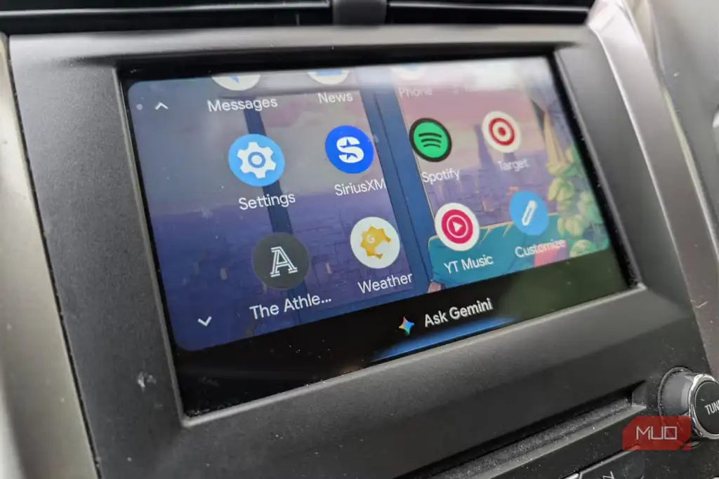 نمایی از اجرای Android Auto روی گوشی Pixel و نمایشگر خودرو.