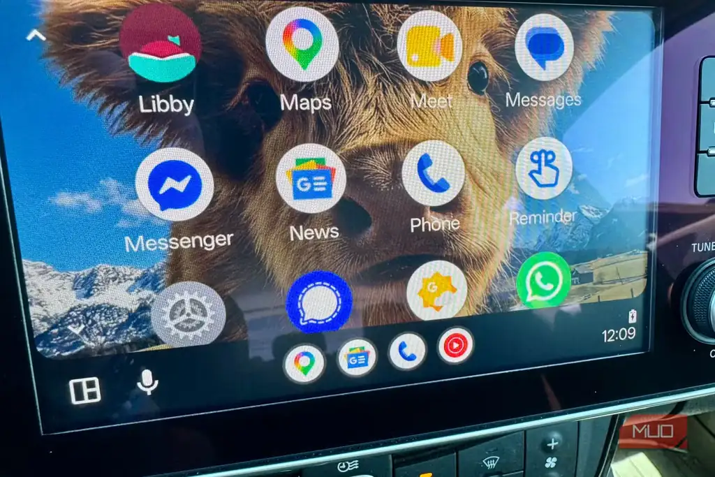 نمایشگر داخل خودرو با رابط Android Auto.