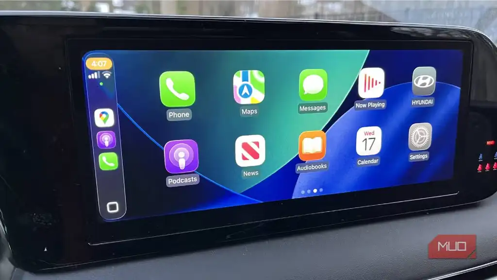 نمایی از برنامهها روی صفحه Apple CarPlay در خودرو.