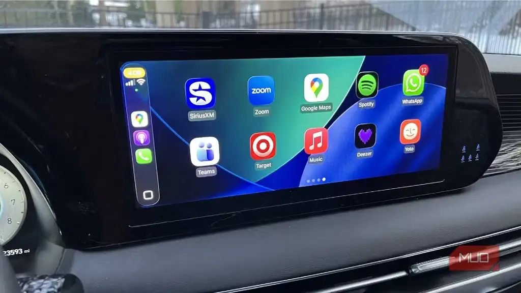 صفحه CarPlay با چند برنامه موسیقی روی نمایشگر خودرو.