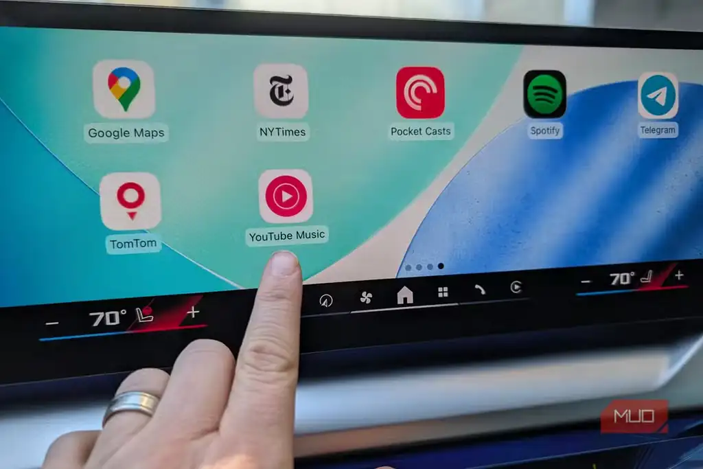 نمایی از YouTube Music در محیط CarPlay خودرو.