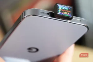 نمایی از یک درایو کوچک USB-C متصل به گوشی Pixel 10 Pro.