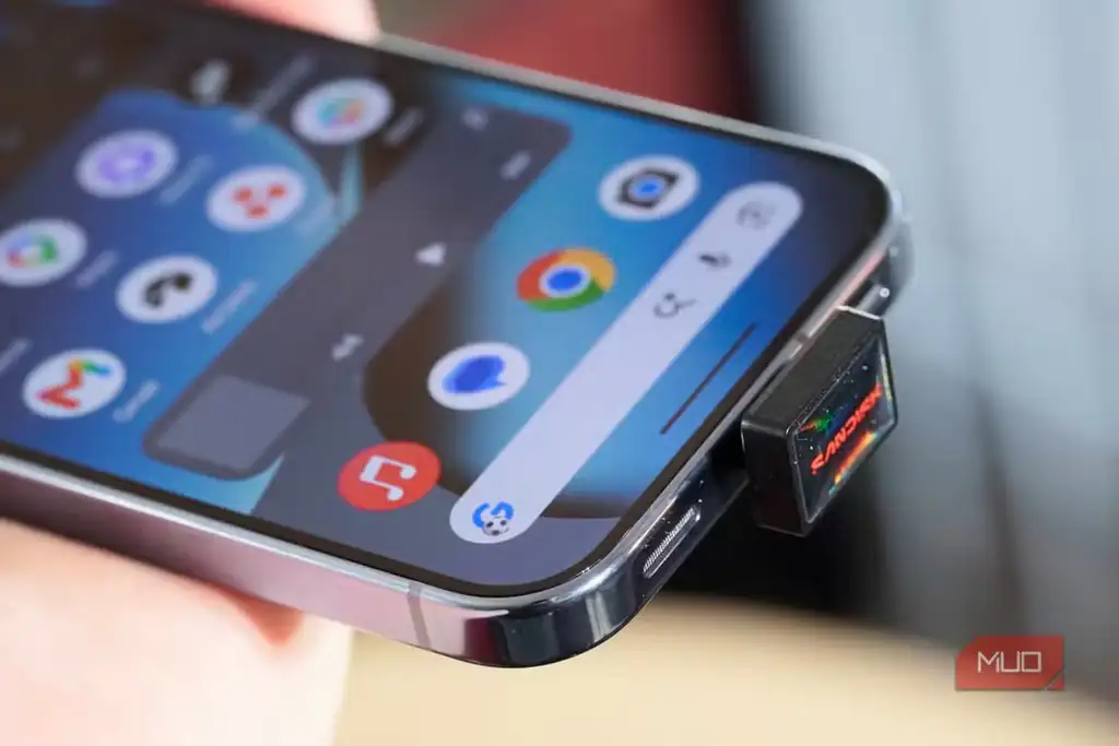 نمایی از یک درایو کوچک USB-C متصل به گوشی Pixel 10 Pro.