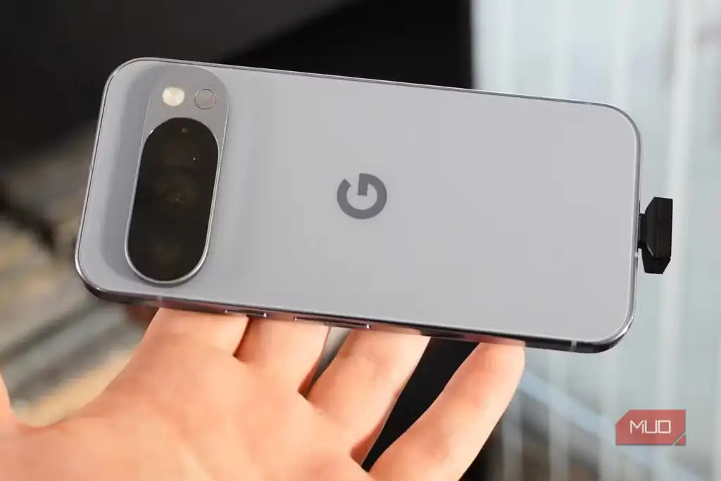 نمایی از یک درایو کوچک USB-C متصل به گوشی Pixel 10 Pro.