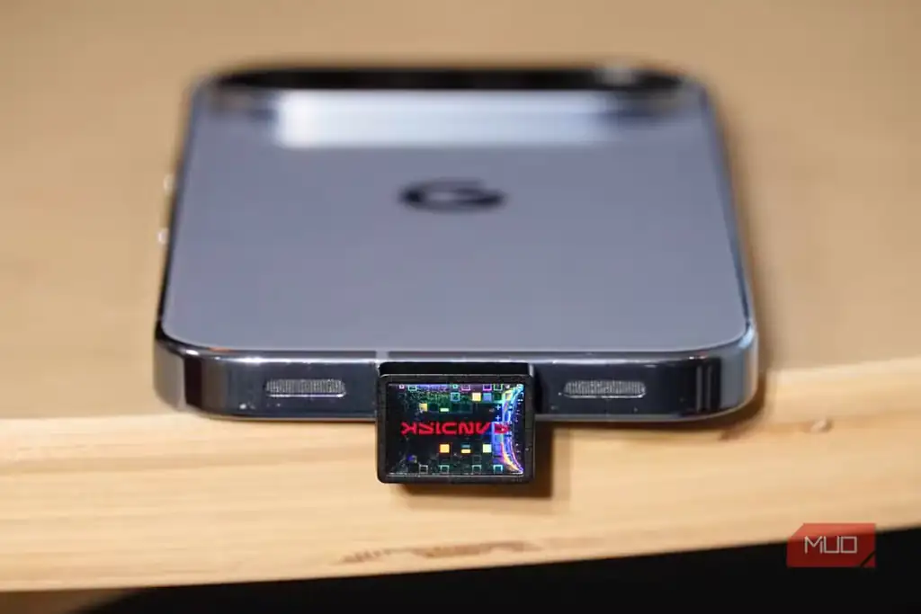 نمای پایین گوشی Pixel 10 Pro با یک درایو کوچک USB-C متصل به آن.