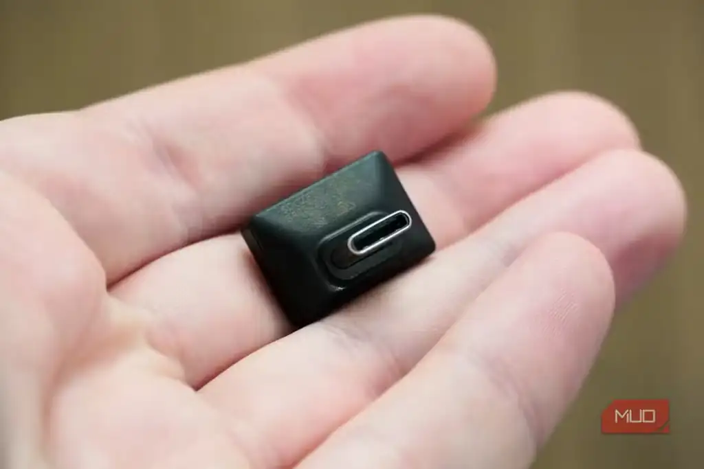 نمایی از فلش کوچک Sandisk Extreme Fit در دست کاربر.