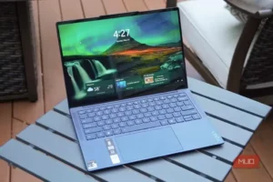 لپ‌تاپ Lenovo Yoga Slim 7x با تصویر پس‌زمینه روشن روی میز.