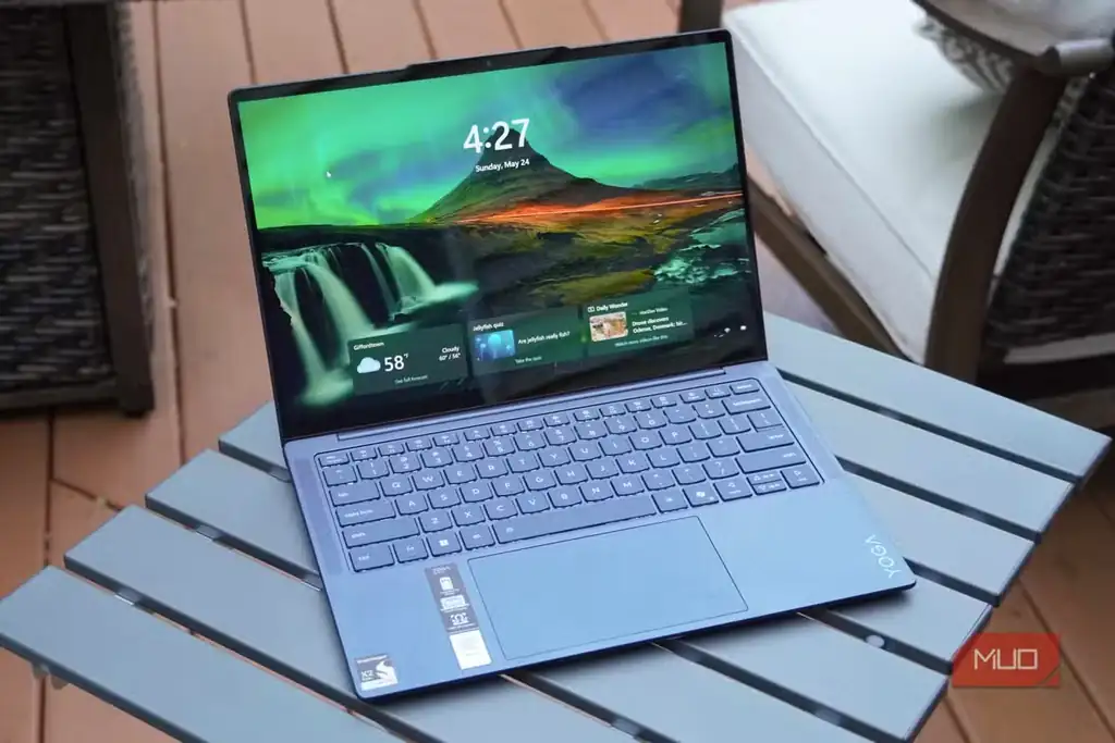 لپتاپ Lenovo Yoga Slim 7x با تصویر پسزمینه روشن روی میز.