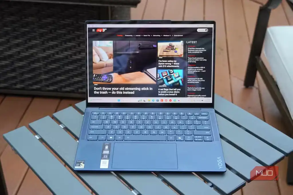 نمای نزدیک از نمایشگر لپتاپ Lenovo Yoga Slim 7x.
