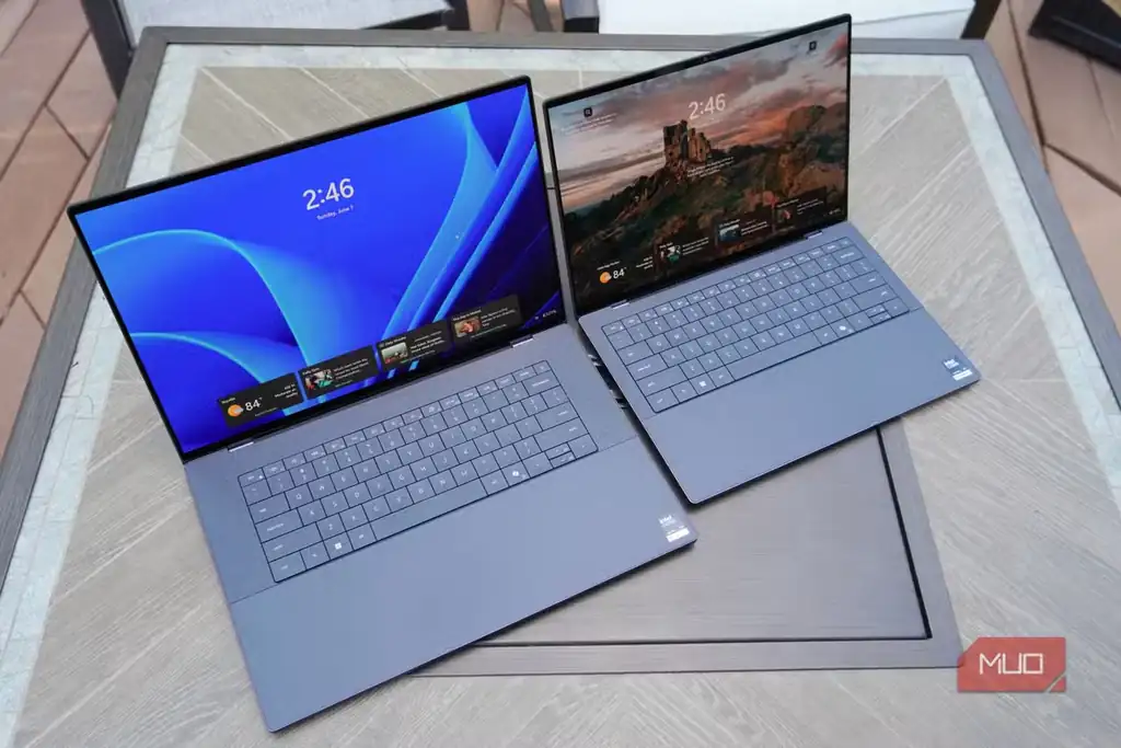 مقایسه بدنه لپتاپهای Dell XPS 16 و Dell XPS 14 روی میز.