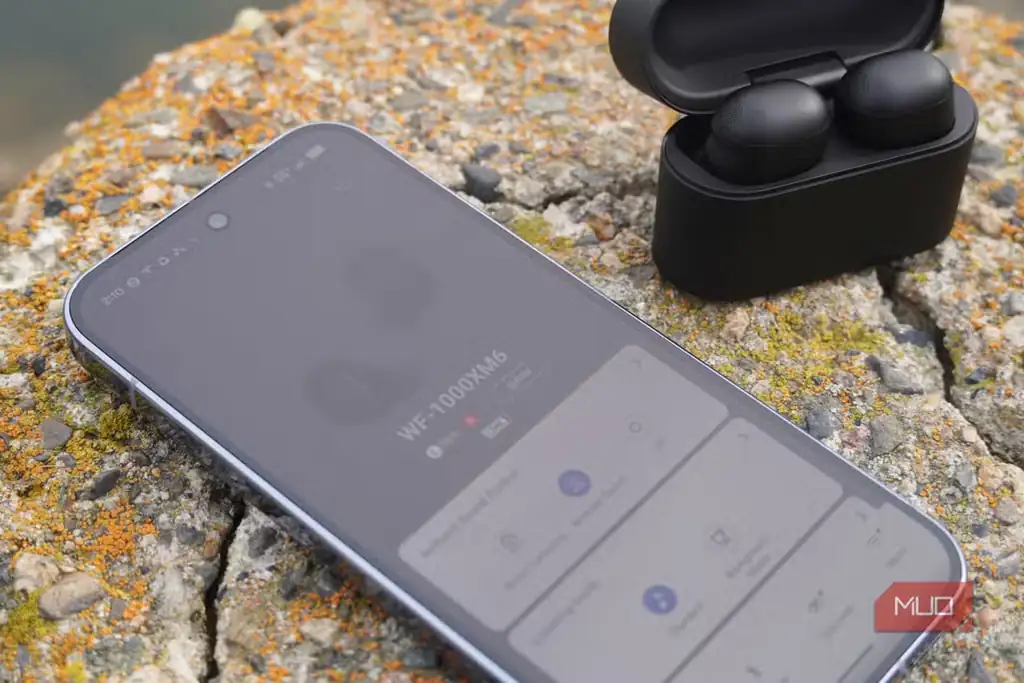 تنظیمات اپلیکیشن Sony WF-1000XM6 در کنار ایر بادز بیسیم.