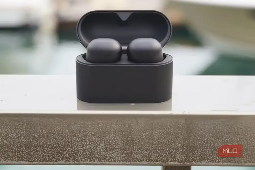 ایر بادز Sony WF-1000XM6 داخل کیس شارژ.