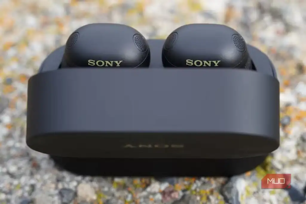 نمای نزدیک از ایر بادز Sony WF-1000XM6 برای استفاده بلوتوثی.