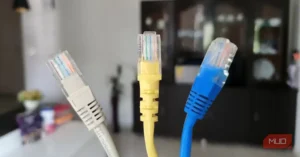 چند کابل Ethernet آبی، زرد و خاکستری برای اتصال پایدار شبکه خانگی.