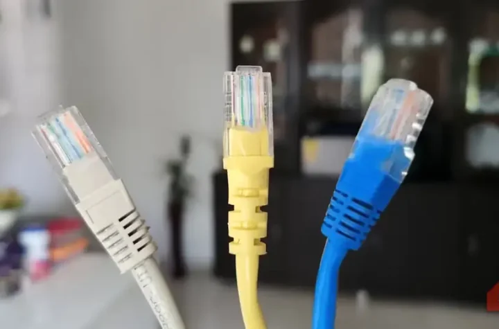 چند کابل Ethernet آبی، زرد و خاکستری برای اتصال پایدار شبکه خانگی.