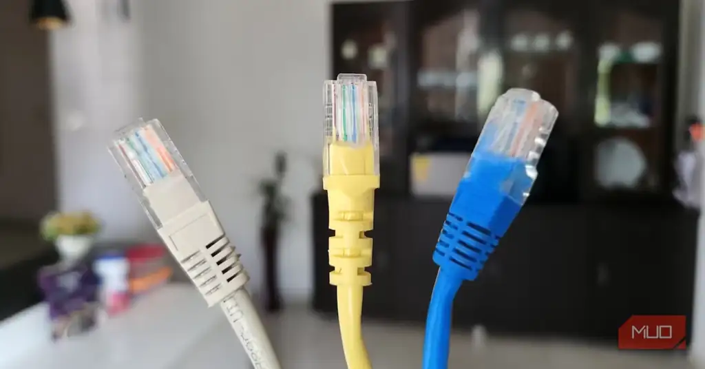 چند کابل Ethernet آبی، زرد و خاکستری برای اتصال پایدار شبکه خانگی.