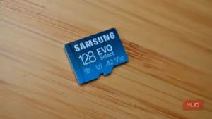 نمای نزدیک از یک کارت microSD سامسونگ روی سطح روشن.