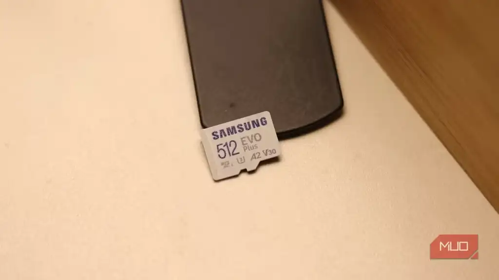 کارت microSD با نشان V30 زیر نور چراغ برای نمایش مشخصات سرعت.