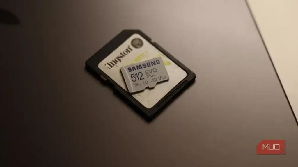 نمای نزدیک از کارت microSD با نشان V30 روی بدنه کارت.
