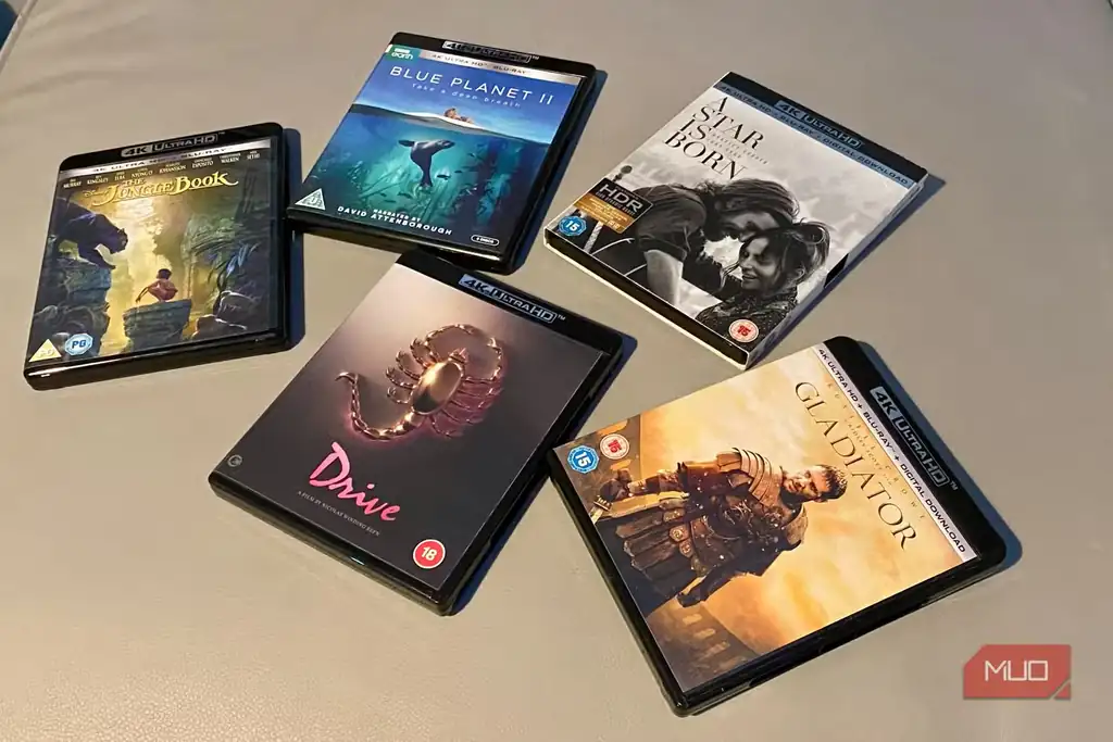 مجموعهای از دیسکهای 4K Blu-ray در کنار گزینههای دیگر رسانه فیزیکی.
