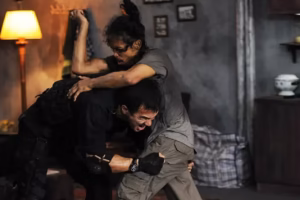 نمایی از فیلم The Raid: Redemption با فضای اکشن و مبارزه نزدیک.