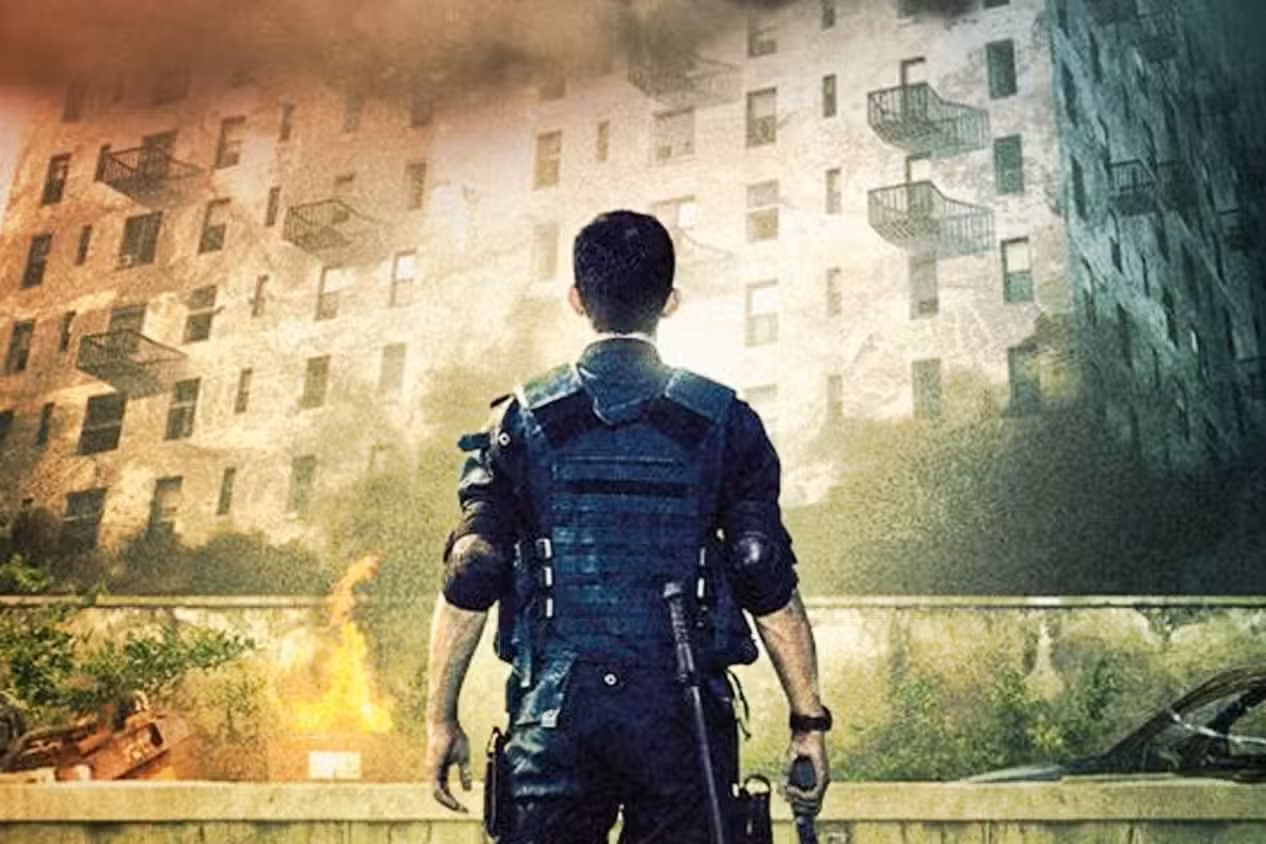 راما در فیلم The Raid: Redemption هنگام پیشروی در ساختمان جنایتزده.