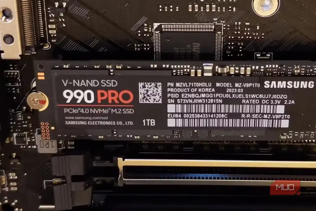 NVMe SSD سامسونگ 990 Pro داخل کیس رایانه