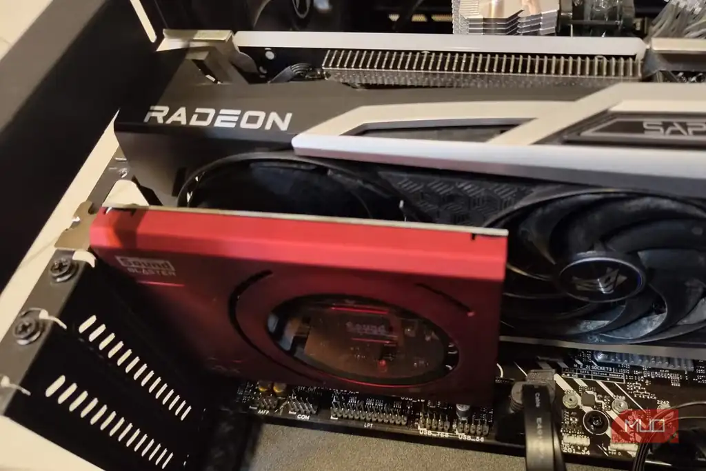 کارت صدا نصبشده روی مادربرد در کنار کارت گرافیک Radeon