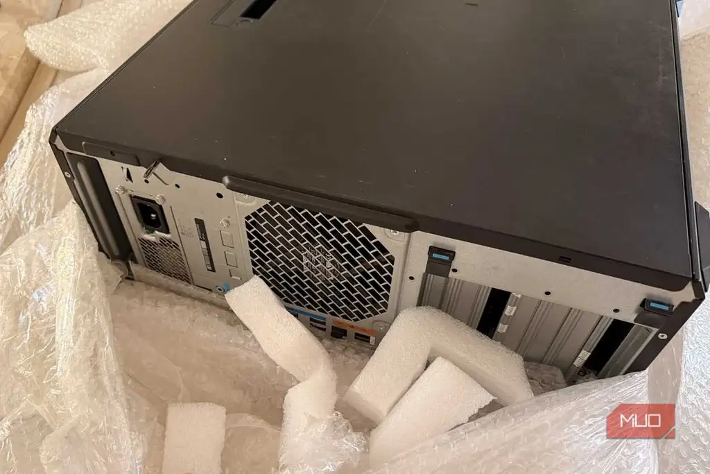 نمای پشتی کیس HP Z6 G4 با کانکتور برق و اسلات‌های توسعه