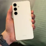 گوشی Samsung Galaxy در دست کاربر