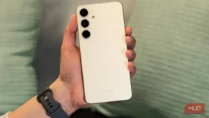 گوشی Samsung Galaxy در دست کاربر