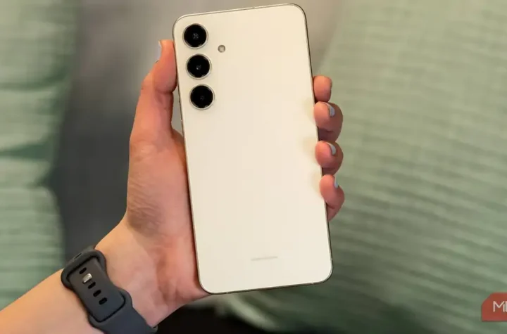 گوشی Samsung Galaxy در دست کاربر