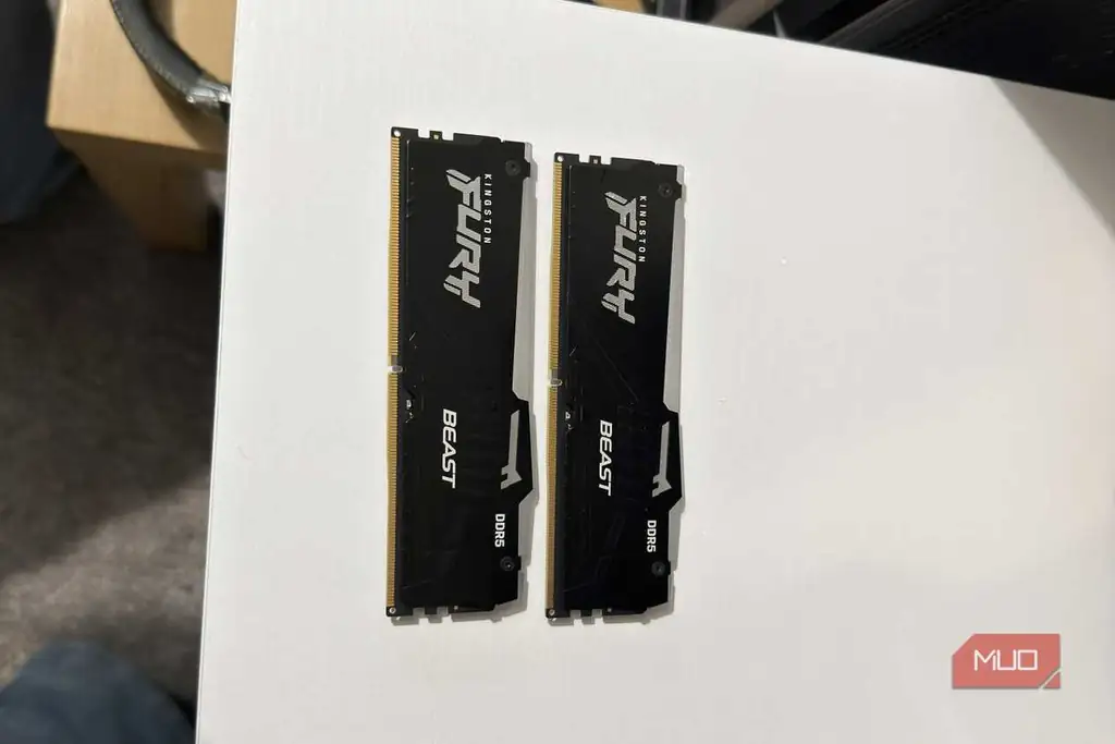حافظه DDR5 Kingston Fury نصب شده روی مادربورد