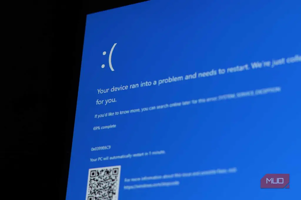 صفحه آبی مرگ ویندوز (BSOD) نمایش داده شده از کنار مانیتور