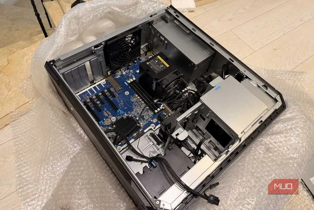 فضای داخلی HP Z6 G4 با سینی مادربرد و محفظه درایو نصب‌شده