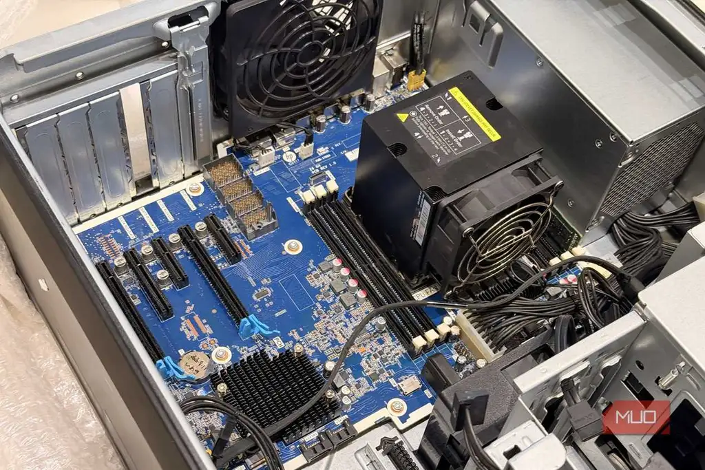 فضای داخلی HP Z6 G4 با اسلات‌های PCIe، فن پردازنده و هیت‌سینک