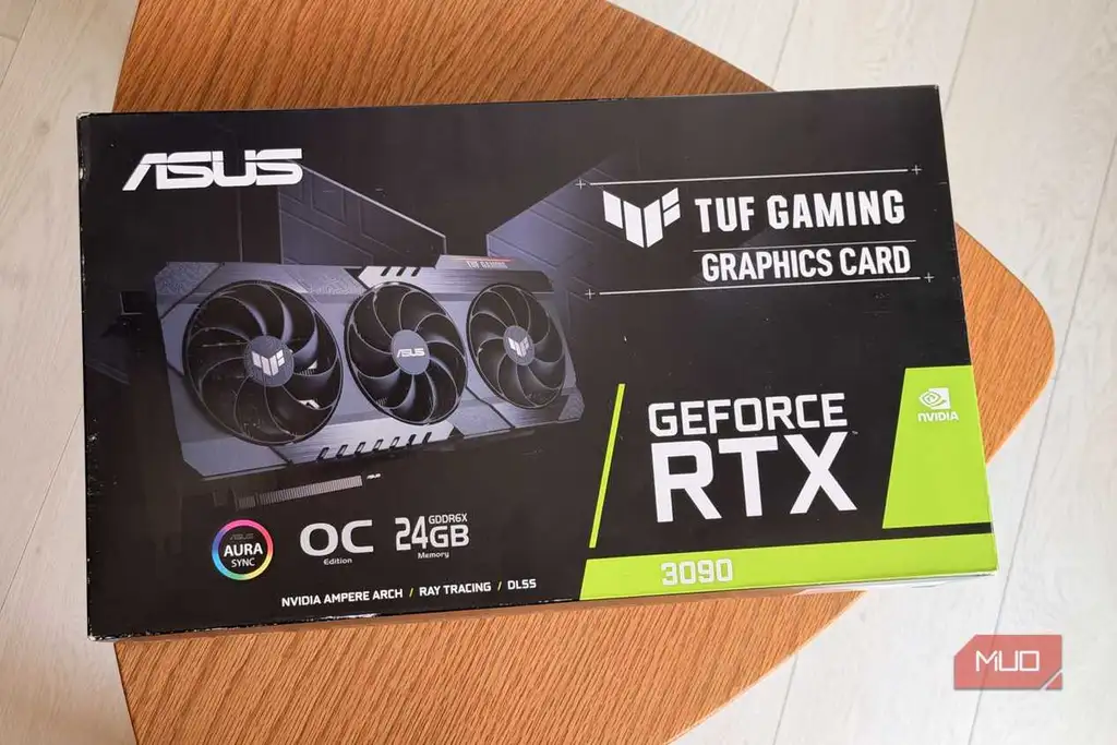 جعبه کارت گرافیک ASUS TUF Gaming GeForce RTX 3090 روی میز چوبی گرد