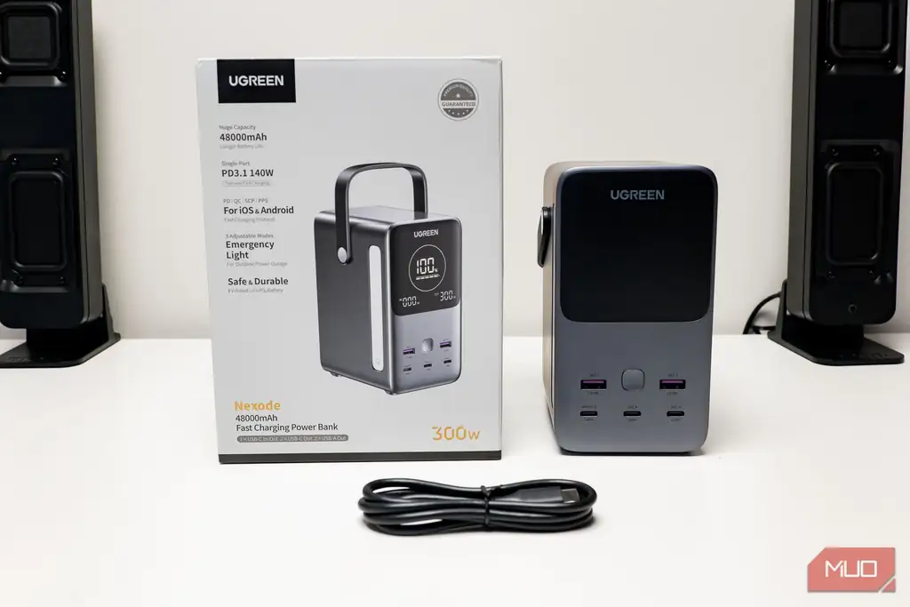 محتویات جعبه پاوربانک Ugreen 300W 48000 میلیآمپر ساعت با کابل و آداپتور