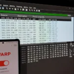 گوشی اندرویدی کنار صفحه تحلیل شبکه و لوگوی Cloudflare WARP