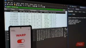 گوشی اندرویدی کنار صفحه تحلیل شبکه و لوگوی Cloudflare WARP