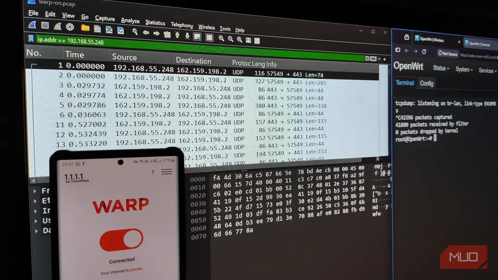 گوشی اندرویدی کنار صفحه تحلیل شبکه و لوگوی Cloudflare WARP